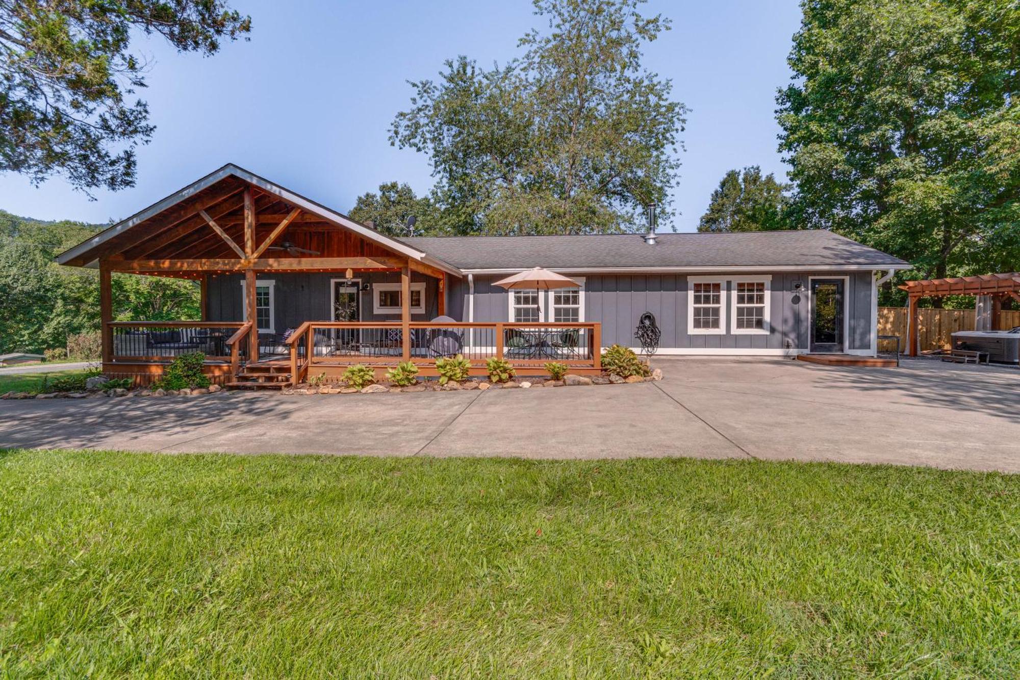 Cozy Cottage With Hot Tub Less Than 4 Mi To Black Mountain! Swannanoa Extérieur photo